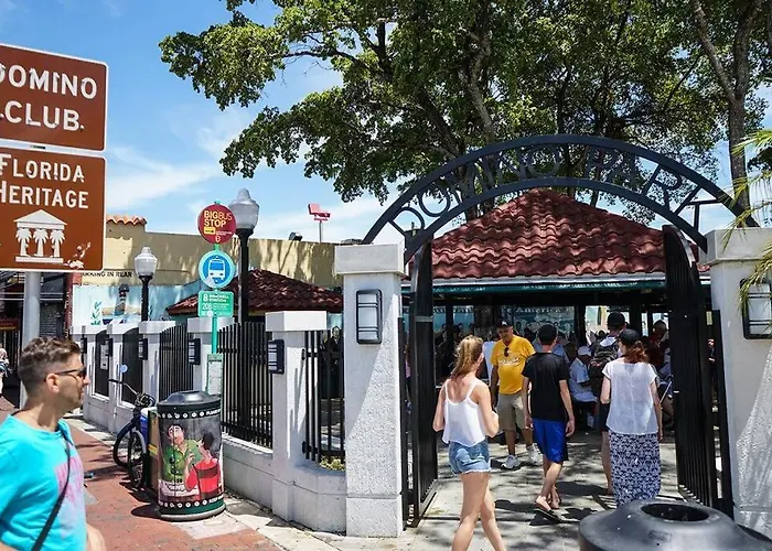 Migue\'S Tiny Miami Alcove