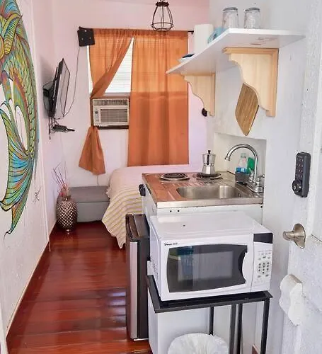 Migue\'S Tiny Miami Alcove